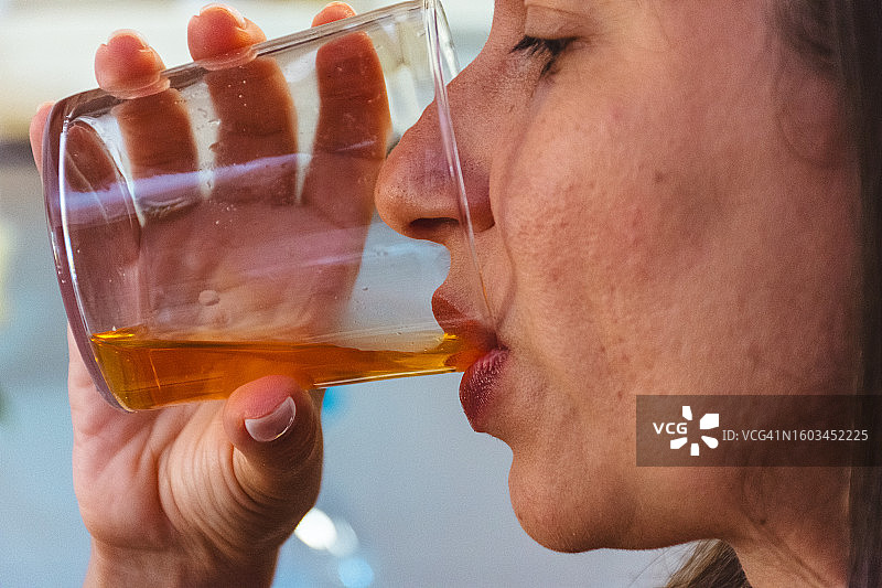 女人在家吃药图片素材