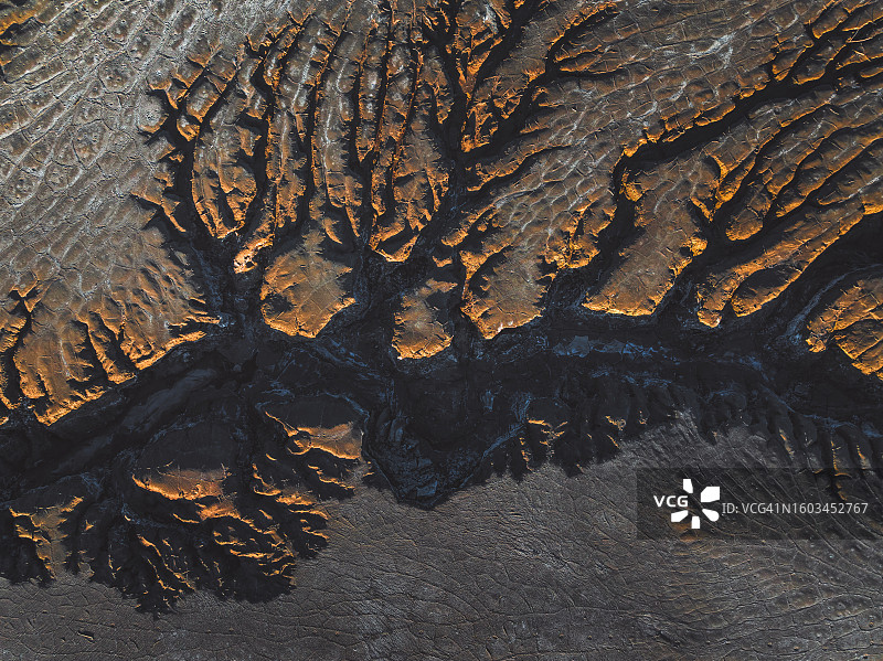 澳大利亚北领地，日出时分拍摄的干涸尾矿池表面裂缝图片素材