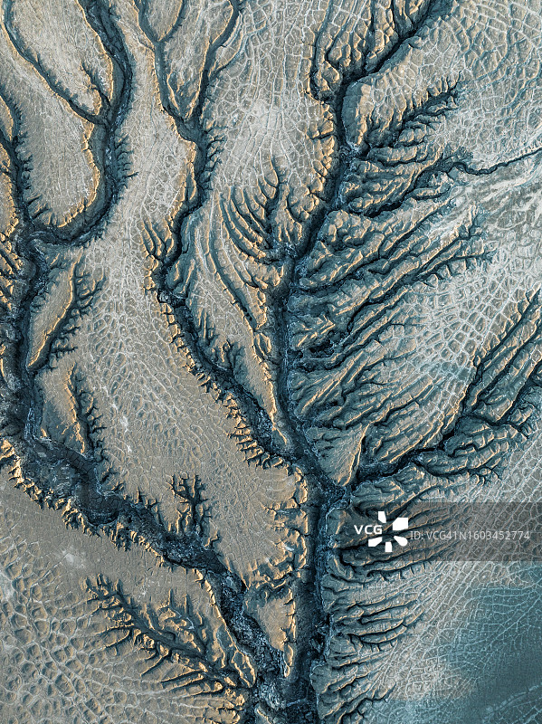 澳大利亚北领地，金矿尾矿池的龟裂表面航拍景象图片素材