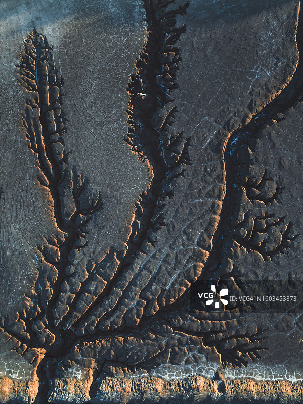 澳大利亚北部地区干燥尾矿池表面的无人机视角裂缝纹理图片素材