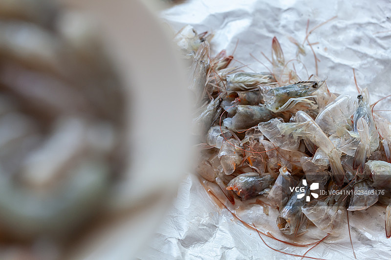 剥虾过程图片素材