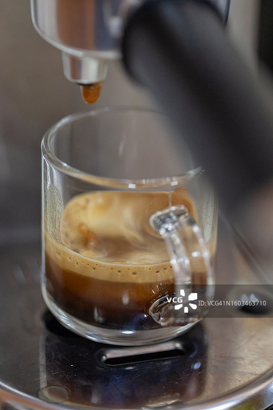 咖啡机倒出的新鲜浓缩咖啡图片素材