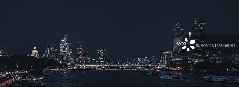 夜间天空下的照明建筑物全景图片素材