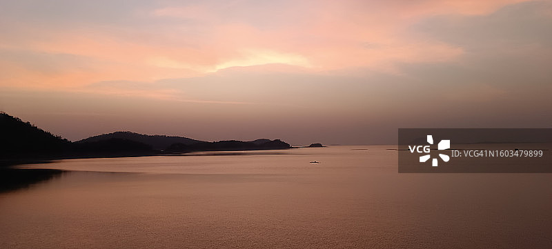 印度奥里萨邦北部地区日落时分的海景图片素材