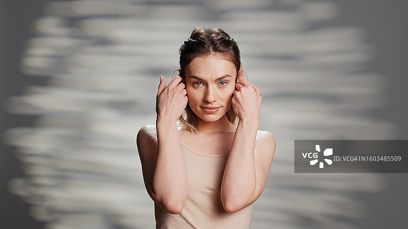 年轻女子站在墙前的肖像图片素材