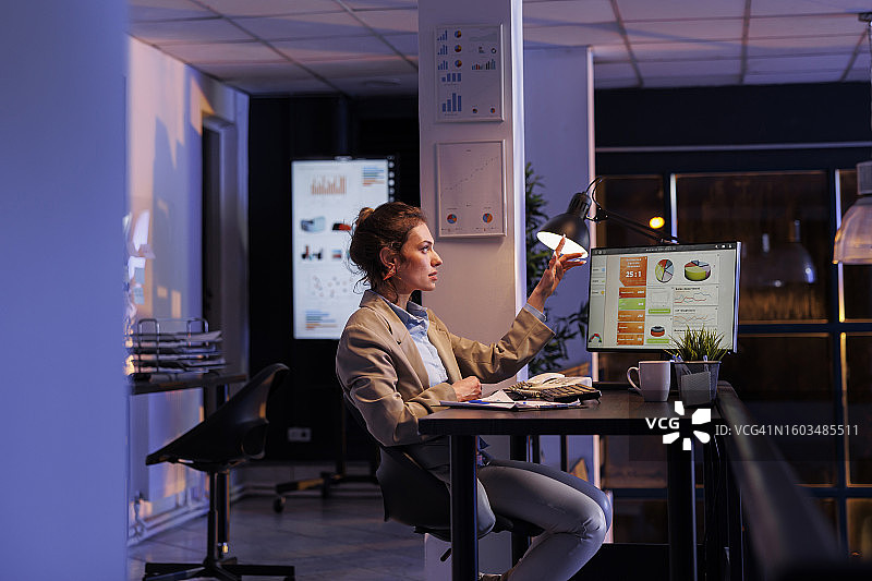 在办公室加班的女商人图片素材