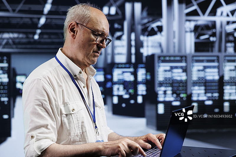 资深医生在诊所使用笔记本电脑图片素材