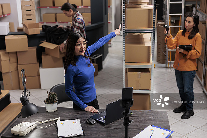 商务人士在办公室工作图片素材