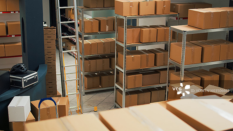 俯视桌子上的盒子图片素材