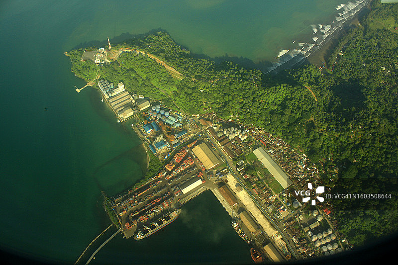 黄昏时分石化厂的炼油厂和天然气工业航拍图片素材