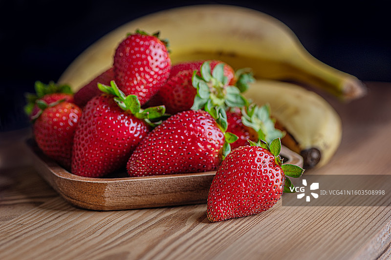 桌上碗中草莓的特写图片素材