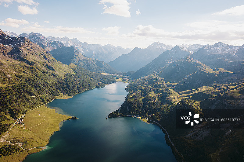 湖泊与山脉的航拍景观图片素材