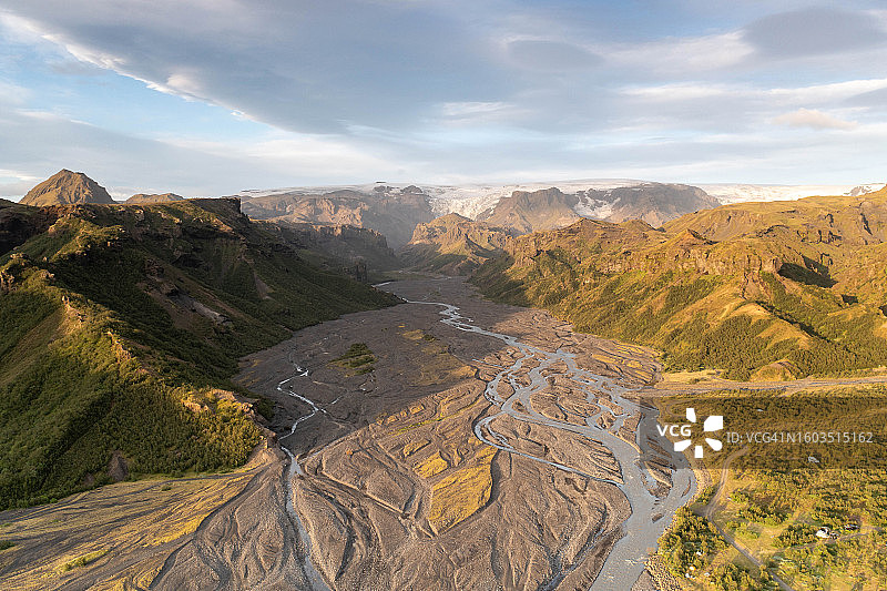 天空衬托下的鸟瞰图图片素材