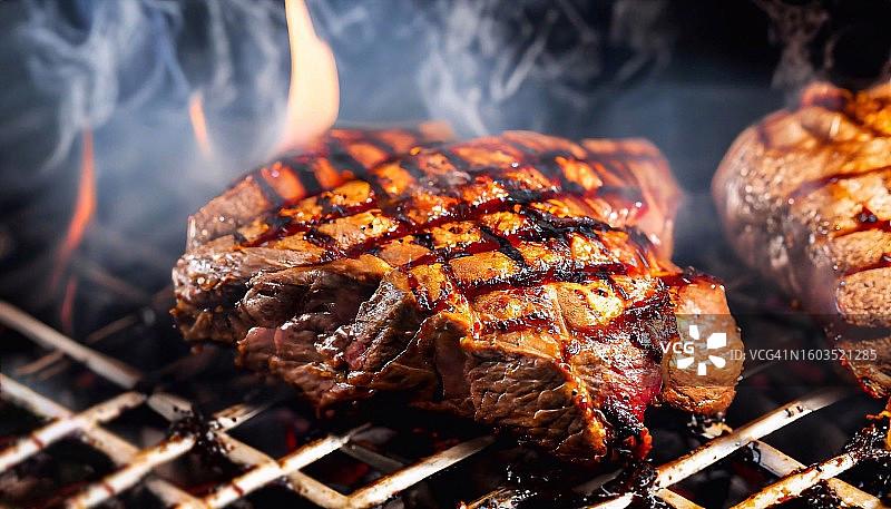 烤肉架上的肉类特写，美国图片素材