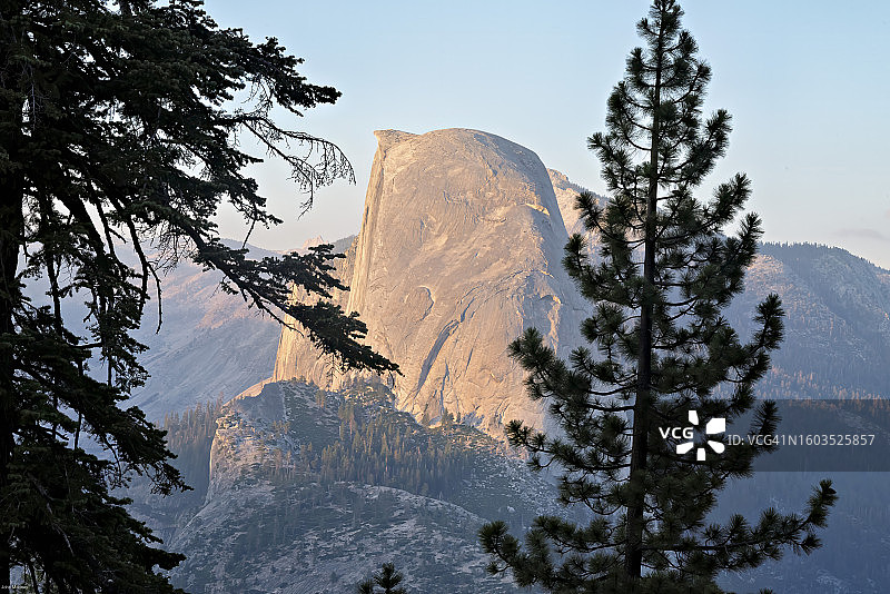 加利福尼亚州图奥勒米县雪山风景图片素材
