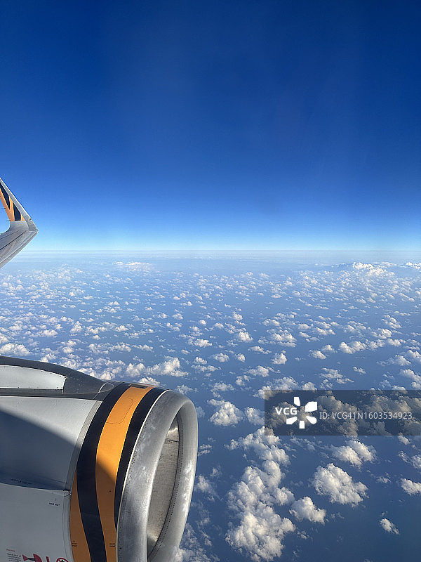 蓝天下的景观鸟瞰图片素材