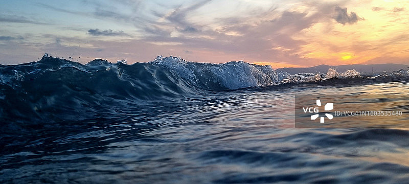 日落时大海对着天空的美景图片素材