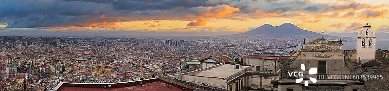 日落时城市建筑的高角度景观图片素材