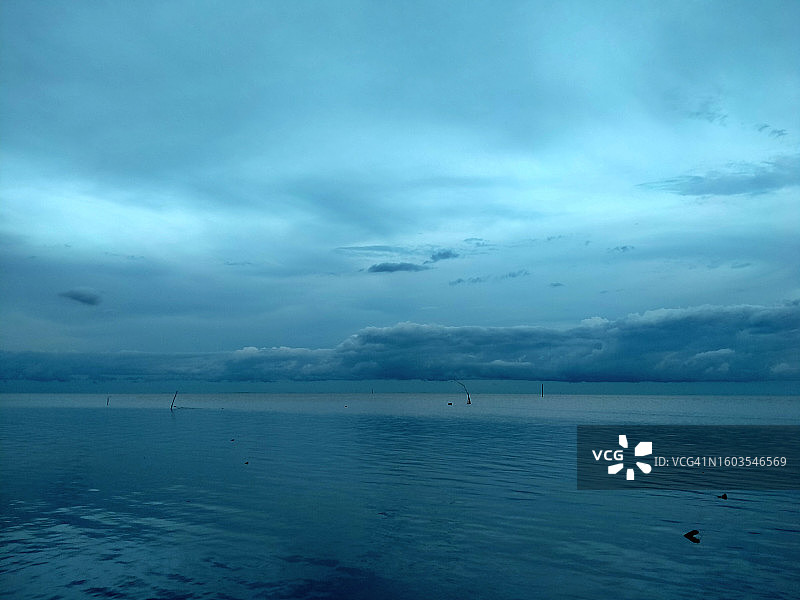 大海对着天空的美景图片素材