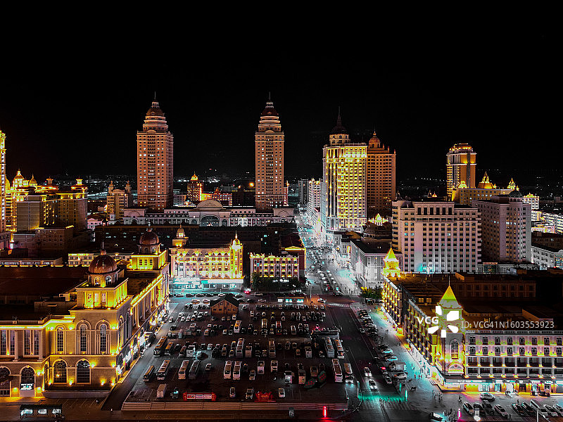 中国内蒙古满洲里夜间城市建筑高角度视图图片素材