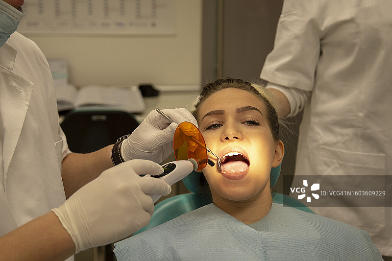 在牙医处检查牙齿的女人图片素材