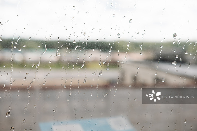 火车车窗上的雨滴特写图片素材