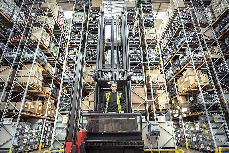 在汽车零部件工厂的叉车司机图片素材