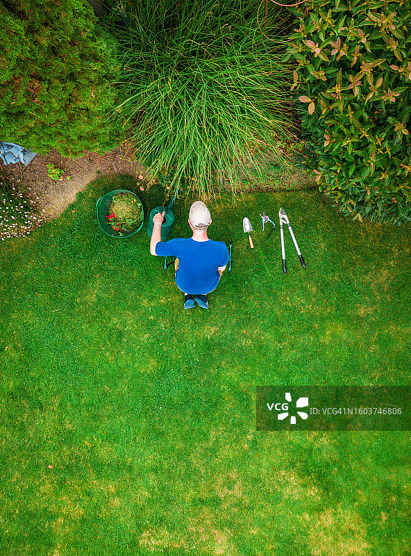 园丁在傍晚浇水的航拍图片素材
