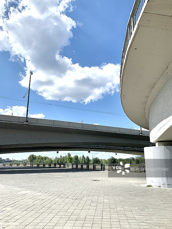 从下往上看，道路桥梁和蓝天白云图片素材