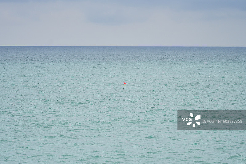 晴朗天气下海岸边的深海海面正面图图片素材