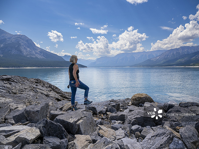 女人在湖边小憩并向外看图片素材