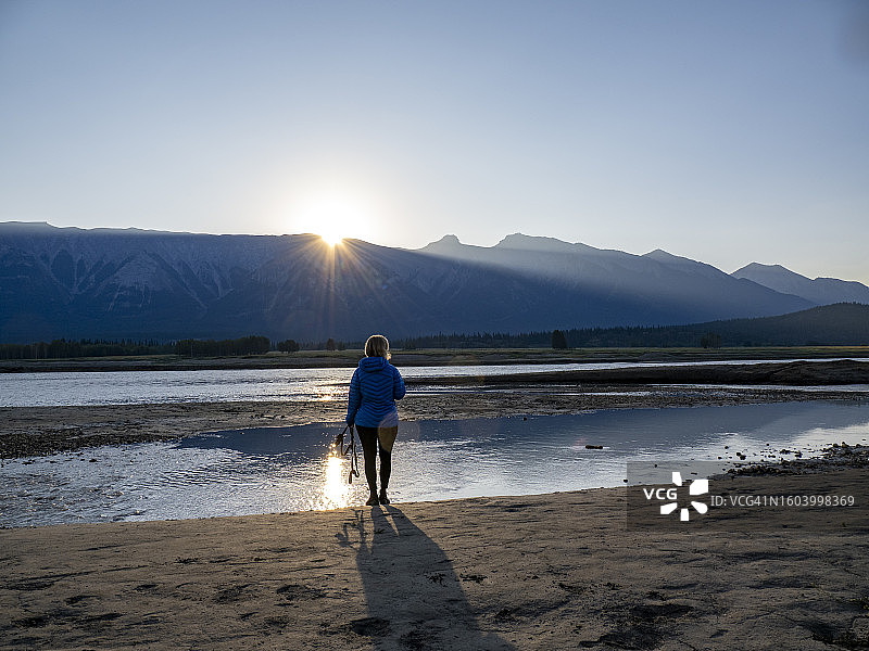 女人观看山湖日出图片素材