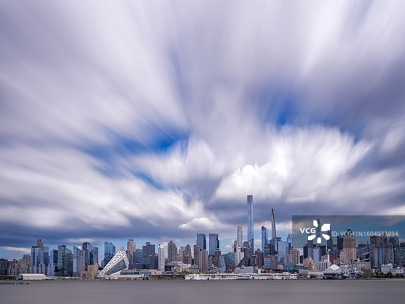 曼哈顿下城上空的云层长曝光图片素材