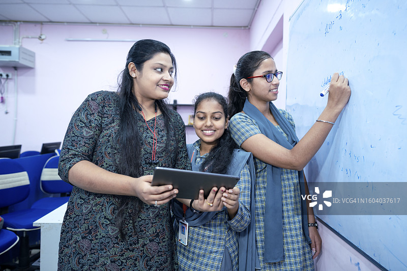 印度奥迪沙地区大学教授为女大学生讲解问题图片素材