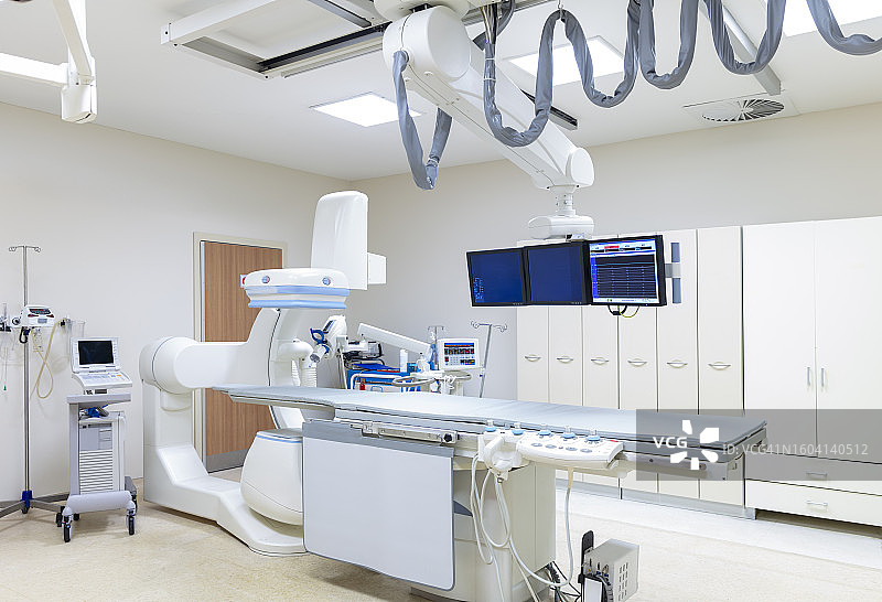 医院内的血管造影实验室，配备用于观察动脉和心腔的诊断成像设备图片素材