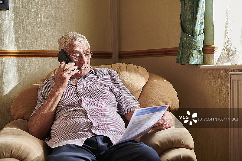 年长的男人查询账单图片素材