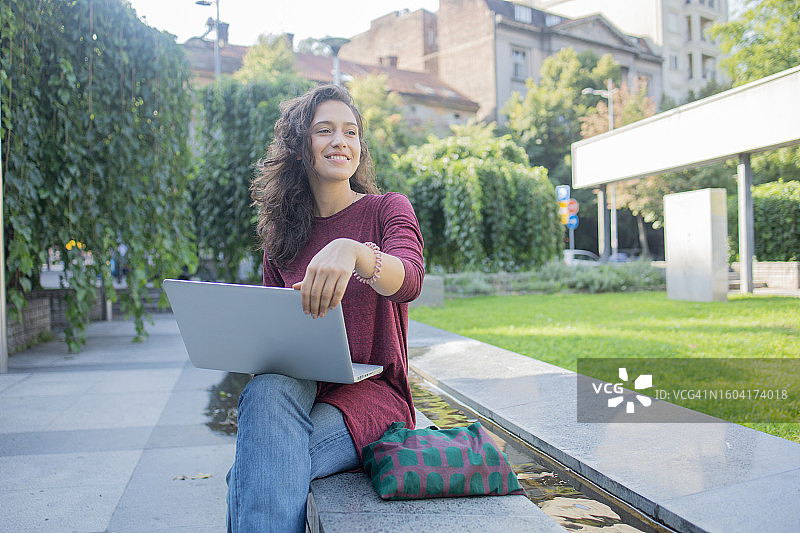 在笔记本电脑上工作图片素材