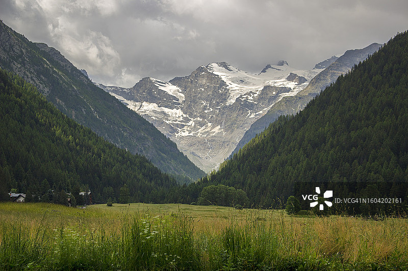 从意大利科涅看到的格兰帕拉迪索地块图片素材
