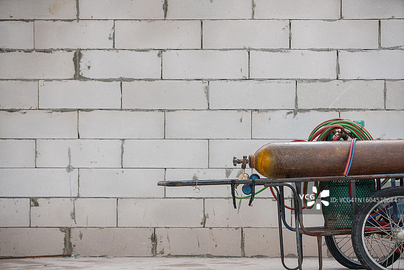 建筑工地上的工人燃气罐设备图片素材