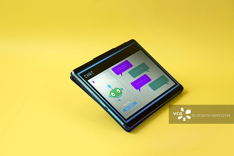 带有聊天机器人界面的平板电脑屏幕图片素材