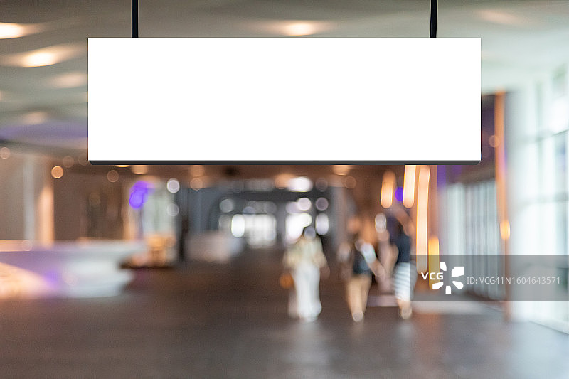 悬挂的空白标牌图片素材