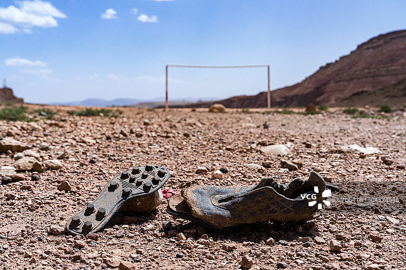 非洲空旷场地中单独的足球鞋图片素材