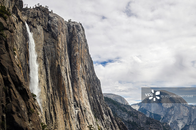 半圆顶的优胜美地上瀑布图片素材