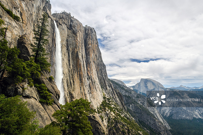 半圆顶的优胜美地上瀑布图片素材