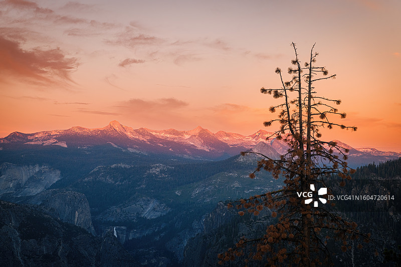 黄昏时分从鹰峰远眺高塞拉山图片素材