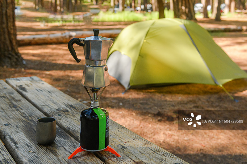 露营地便携炉上的摩卡咖啡图片素材