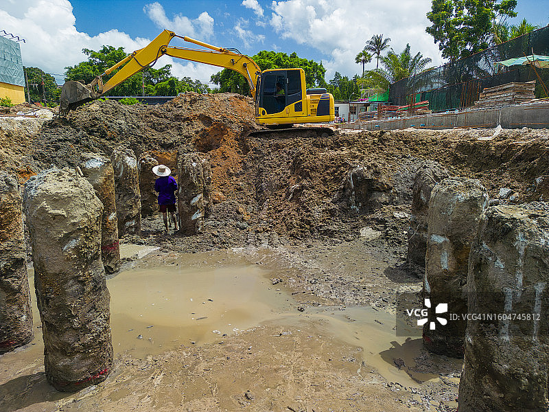 金属加固的整体基础航拍：新建场地上的混凝土桩基础图片素材