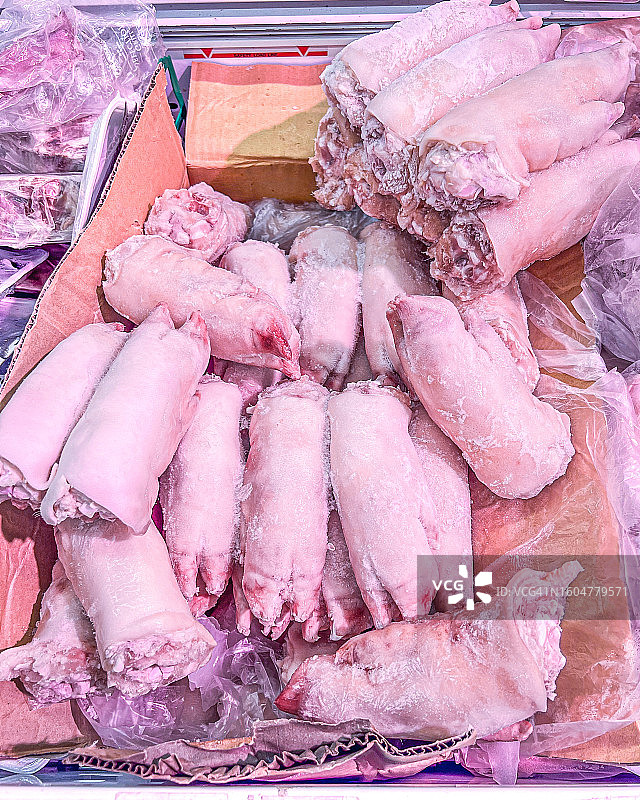 在蒲田的杂货店里出售的北海道产冷冻猪蹄图片素材