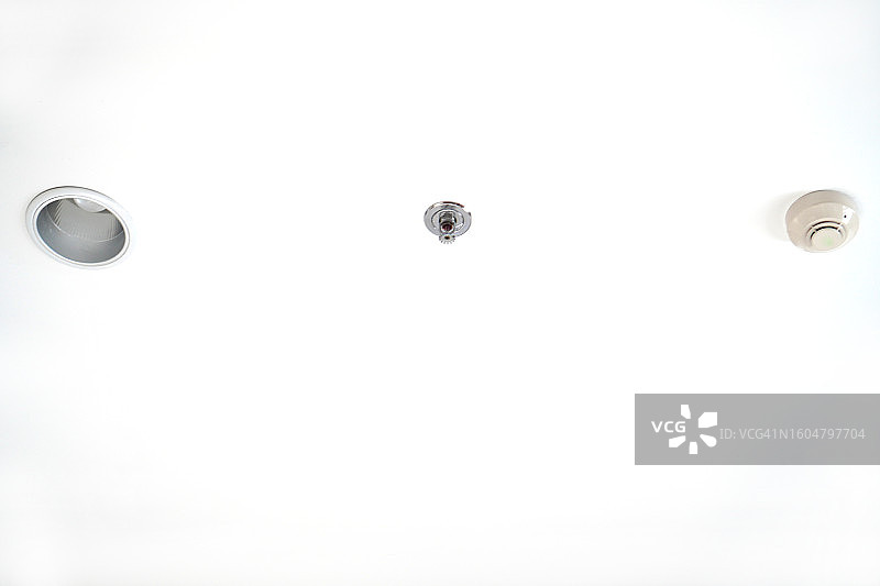 天花板上的喷淋装置和烟雾探测器图片素材