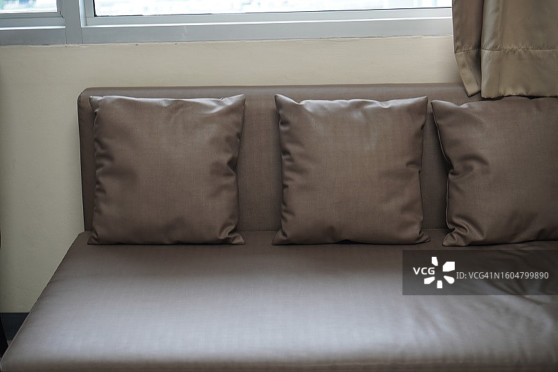 沙发上的皮革靠垫图片素材